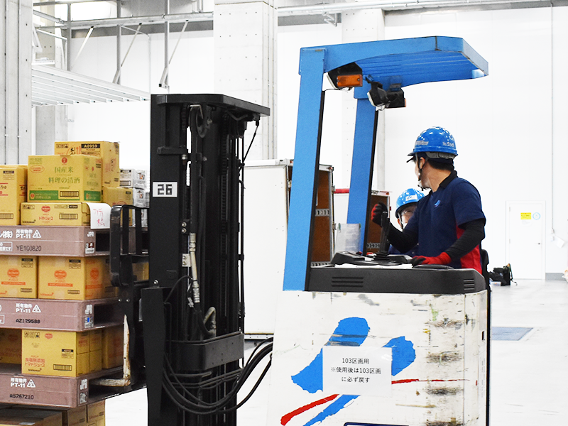 倉庫でフォークリフトが荷役する様子